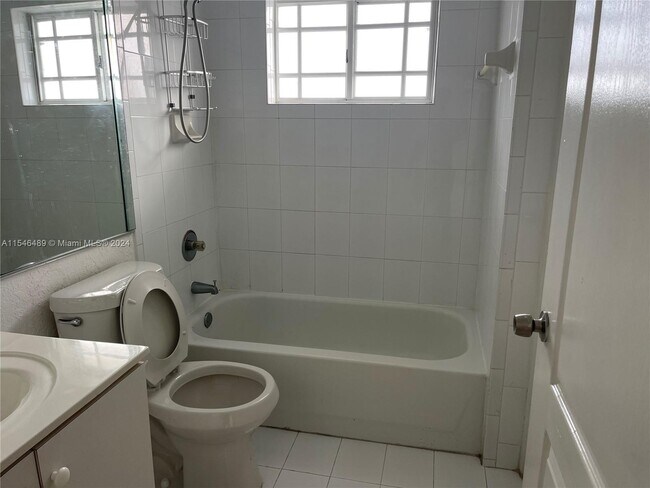 Foto del edificio - 10943 W Okeechobee Rd