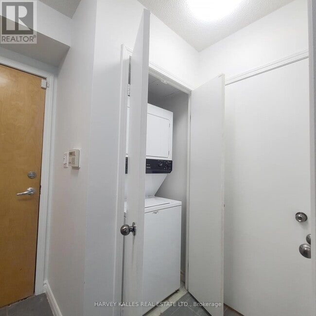 Building Photo - 600 Queens Quay W