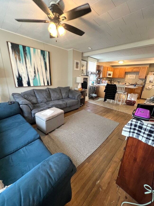 Foto del edificio - AVAILABLE APRIL 1st - 2 Bed 1 Bath Upper Apt!