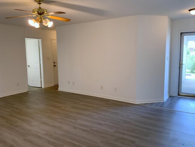 Foto del edificio - 15251 Tyler Mill Dr