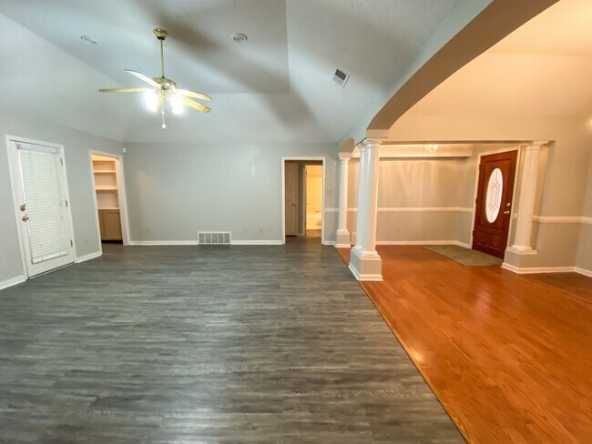 Foto del edificio - 3 bed 2 bath in Cordova w/ nearly 1800 Sq ft