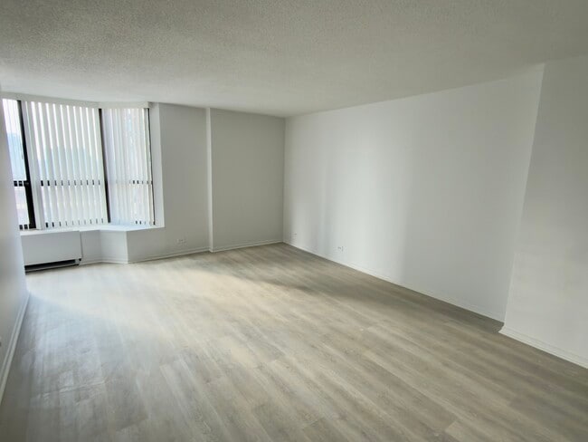 Building Photo - 899 S Plymouth Ct