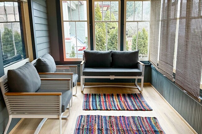 Building Photo - 155 Swart St