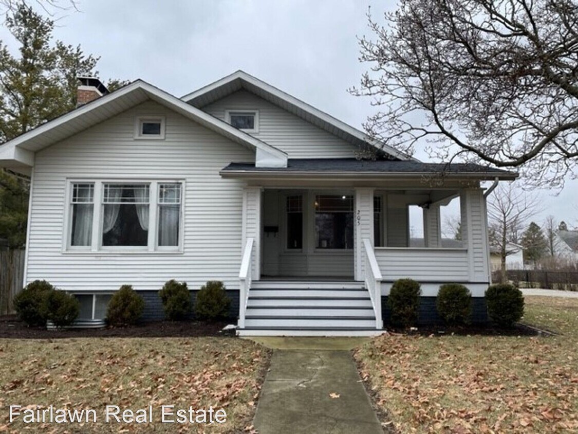 Foto principal - 3 br, 2 bath House - 205 E High St