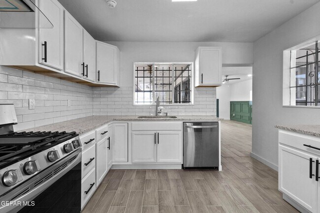 Foto del edificio - Beautiful Modern 3 bed-2 bath HOUSE locate...