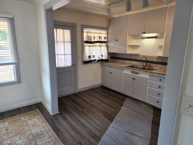 Building Photo - Cute 2-bedroom Bungalow home