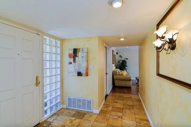 Building Photo - 334 Los Pinos Way