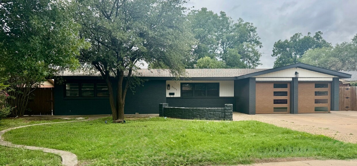 Building Photo - Beautifully Updated 3/2/2 with Open Concept and Tons of Storage!