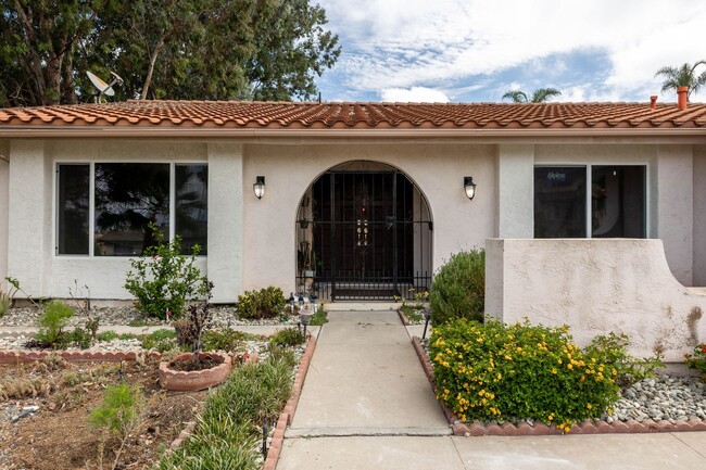 Building Photo - Newly Renovated Home in Bonita!