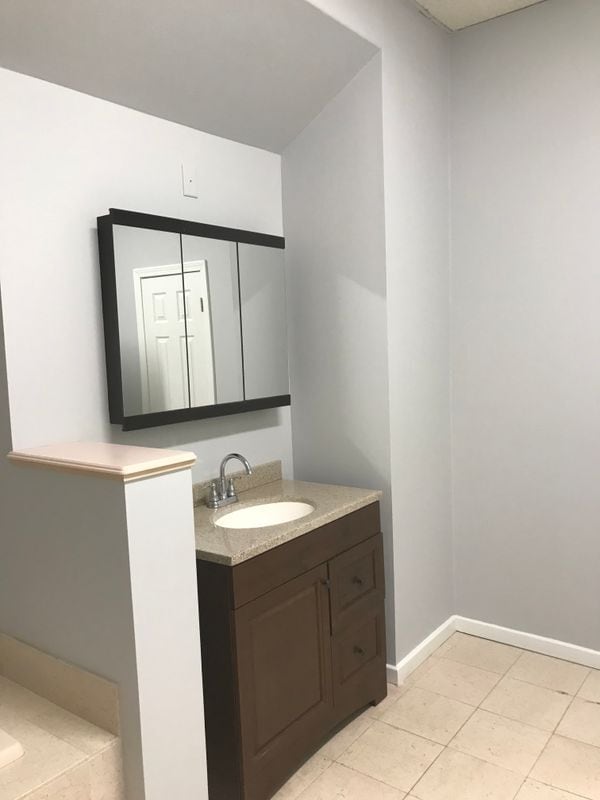 Building Photo - 464 Pratt St Ext