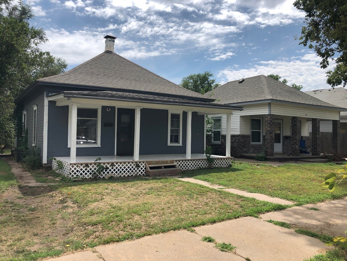 Foto principal - Two bedroom with fenced in back yard