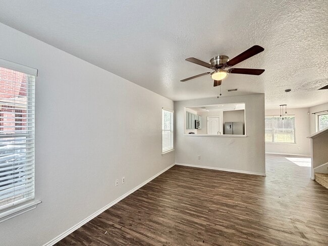 Building Photo - Gorgeous 3 bed 2.5 bath!