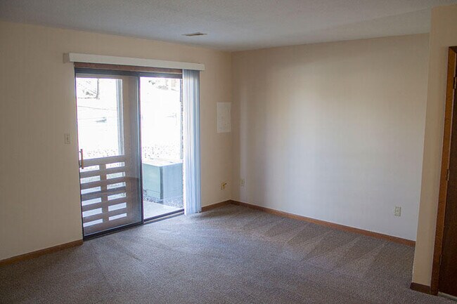 Building Photo - 1600 Parkside Dr