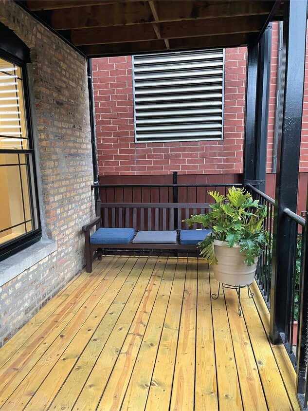 Personal deck - 2216 W Belmont Ave