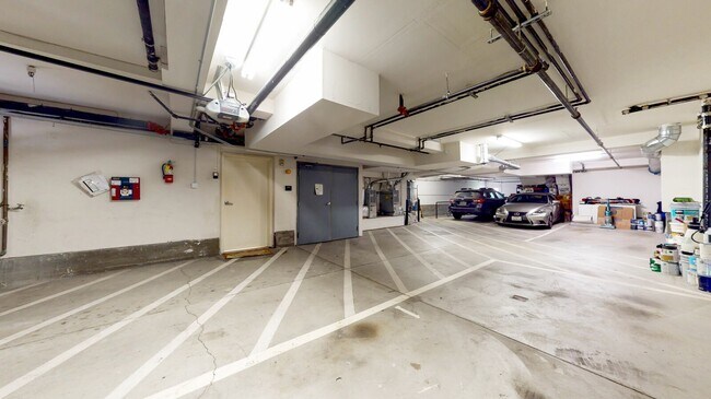 Foto del edificio - 2 bedroom 1 bathroom with Garage Parking