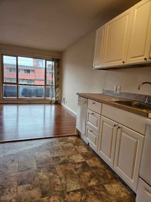 Building Photo - 224 Bellevue Ave E