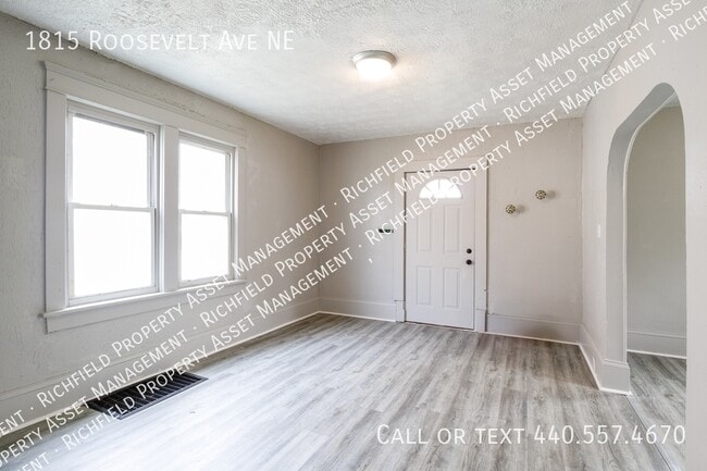 Building Photo - 1815 Roosevelt Ave NE