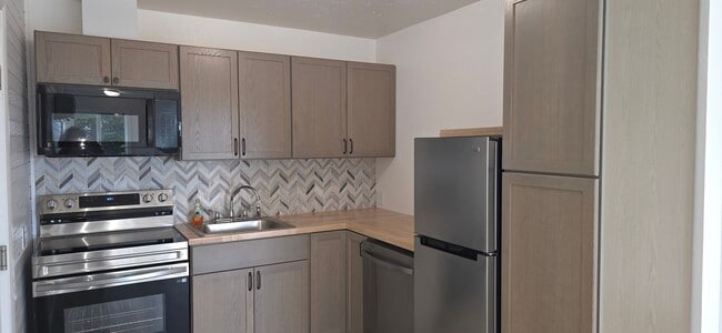 Building Photo - Diamond Point Gem