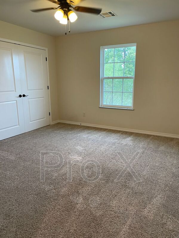 Building Photo - 605 Easton Dr