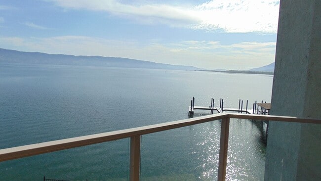 Foto del edificio - Lakefront Condo