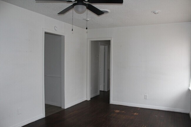Foto del edificio - 3800 Woodside Dr