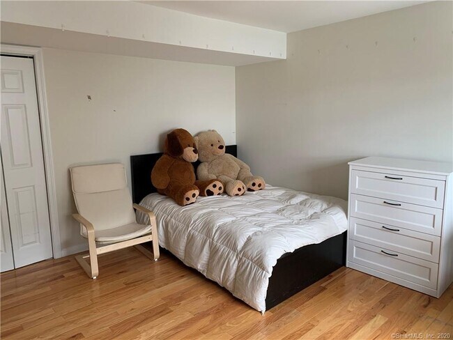 Building Photo - 9 Uncas Ct