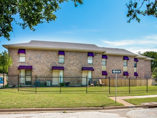 Building Photo - 2 bedroom 1 bath in Gated Complex