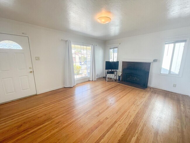 Building Photo - Two Bedroom 1 Bath Single Family Home in N...