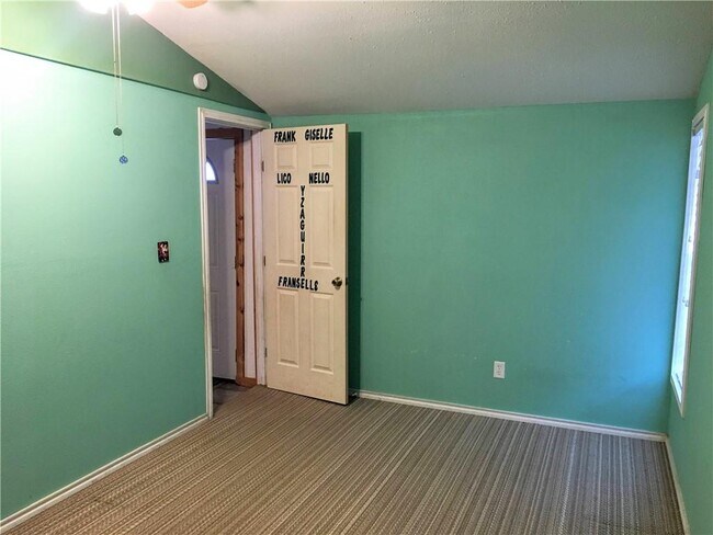 Building Photo - 3532 Kenwood Dr