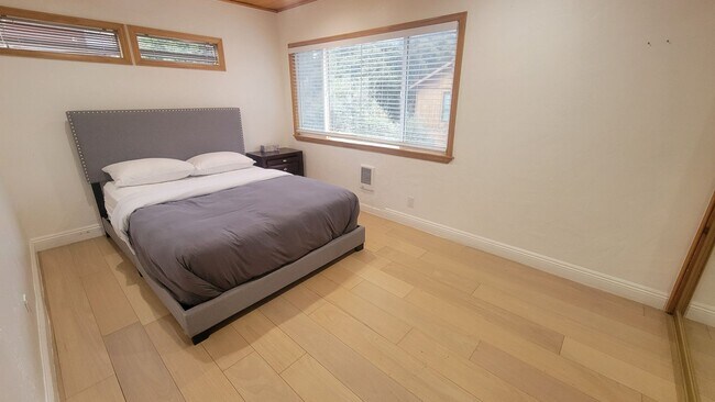 Foto del edificio - Move-In Ready 3-Bedroom Home with Deck and Mountain Setting