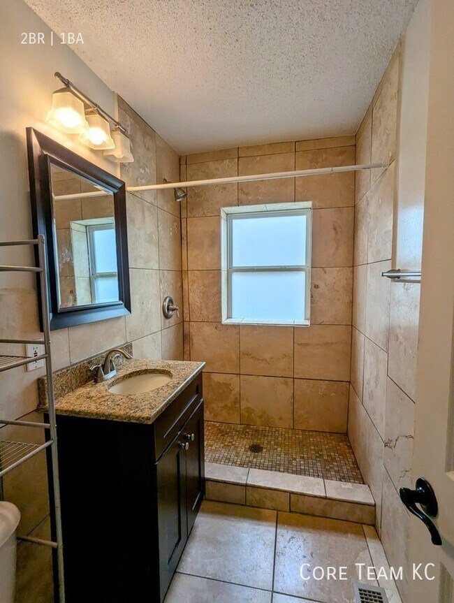 Foto del edificio - Two bedroom with balcony in West Plaza