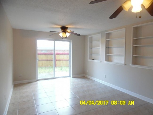 Building Photo - Great 3 Bedroom Home Near Ferry Park