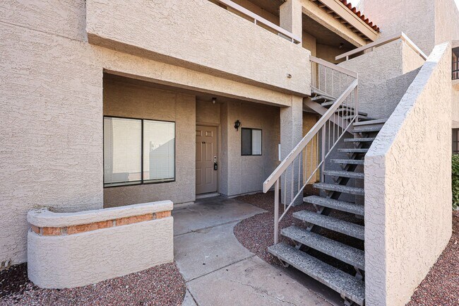 Building Photo - Centrally located and affordable in Woodlake Condominiums