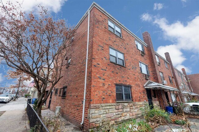 Building Photo - 21-32-32 Hoyt Ave S