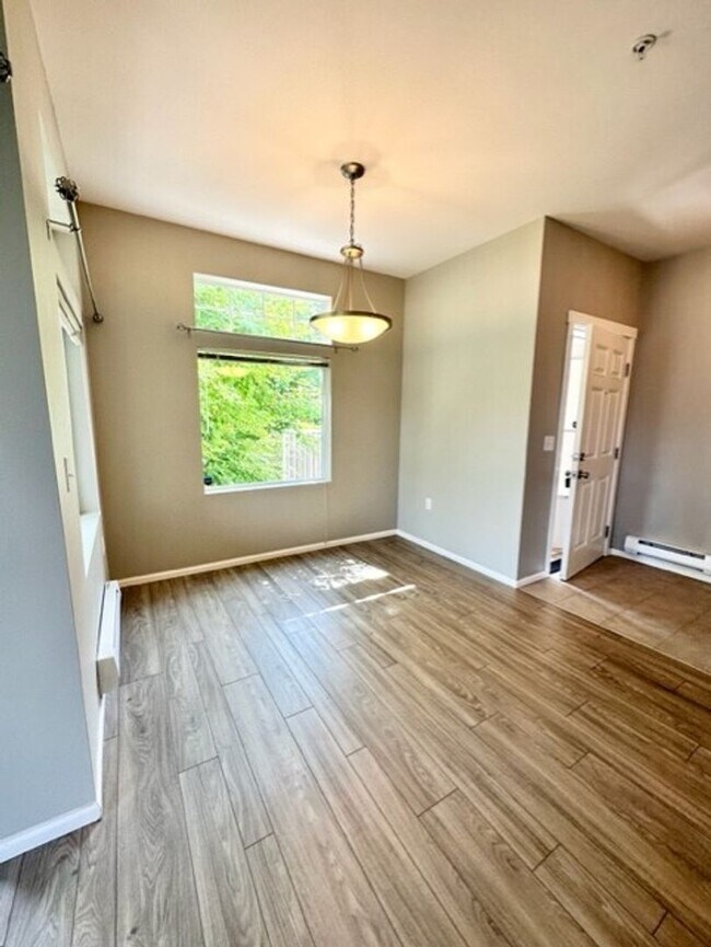 Foto del edificio - Charming corner 2 bedroom 2 bath with atta...