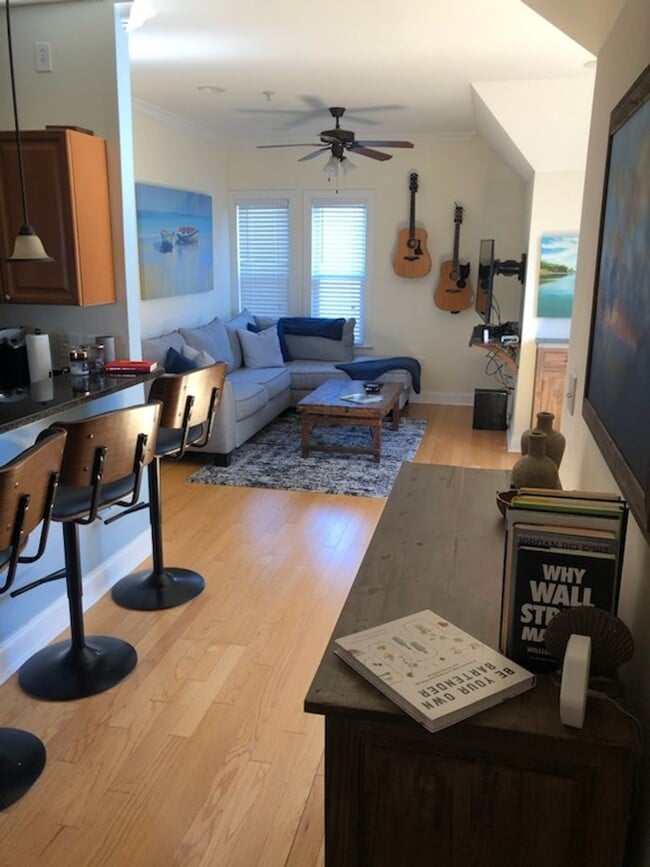 Foto del edificio - COMING SOON!!!! Riverfront Apartment in de...
