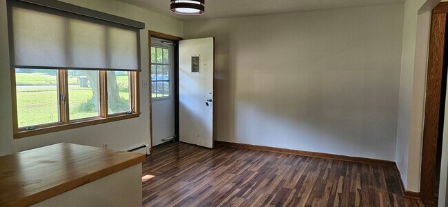 Foto del edificio - Large Rambler with 5 bedrooms, 2 baths wit...