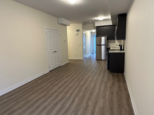 Photo du bâtiment - Fantastic 2-Bed + Den Condo for Rent in Pickering