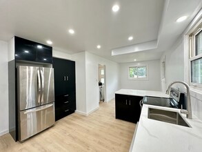 Building Photo - 685 Amesbury Crt