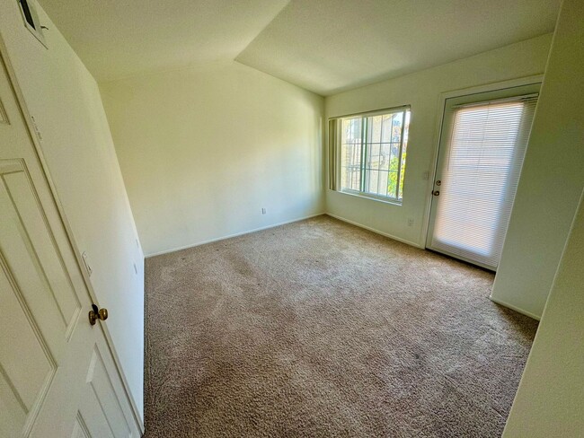 Building Photo - Stunning 2 Bedroom Townhome in La Mirada