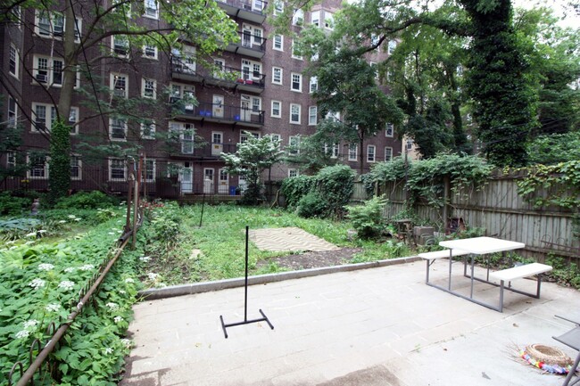 Building Photo - 4618 Spruce St