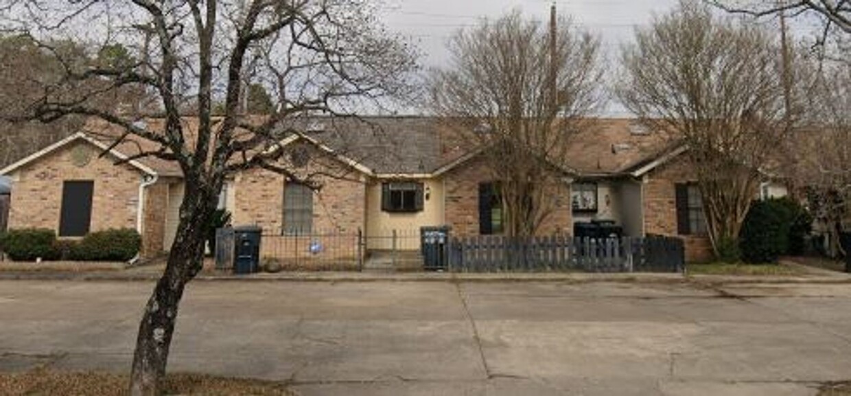 Primary Photo - CUTE CUTE CUTE and close to shopping/dining!