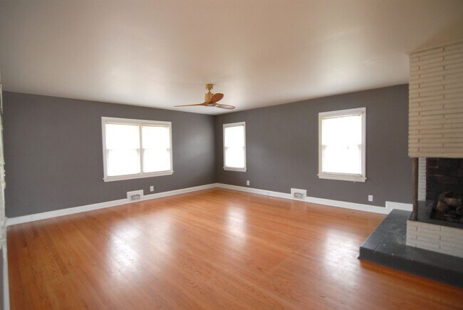 Foto del edificio - Mid-century style 3 bedroom 2 bath brick r...