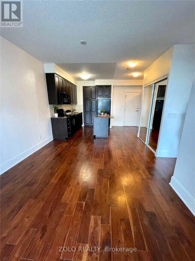 Photo du bâtiment - 330-330 Burnhamthorpe Rd W