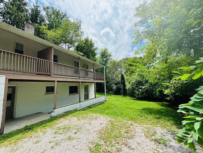 Building Photo - 3 Bedroom 1 Bath Duplex