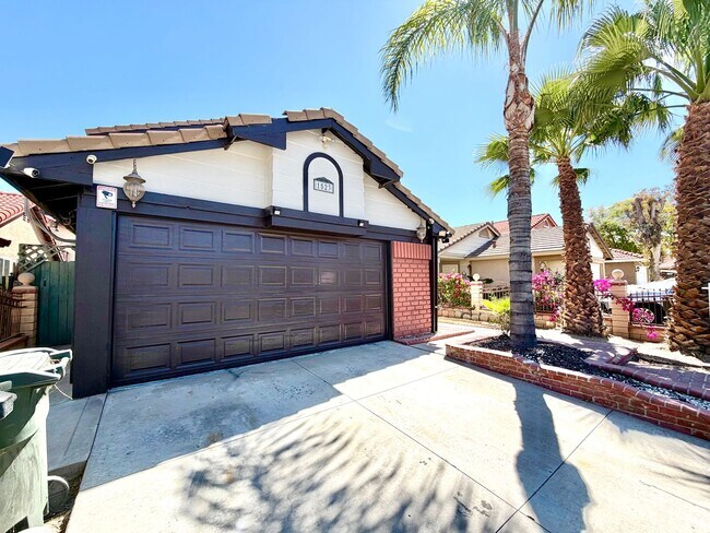 Foto del edificio - Gated 3 Bedroom 2.5 Bath Home with Bonus Room & Private Balcony