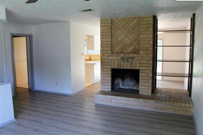 Building Photo - 2718 Quiet Meadows Dr