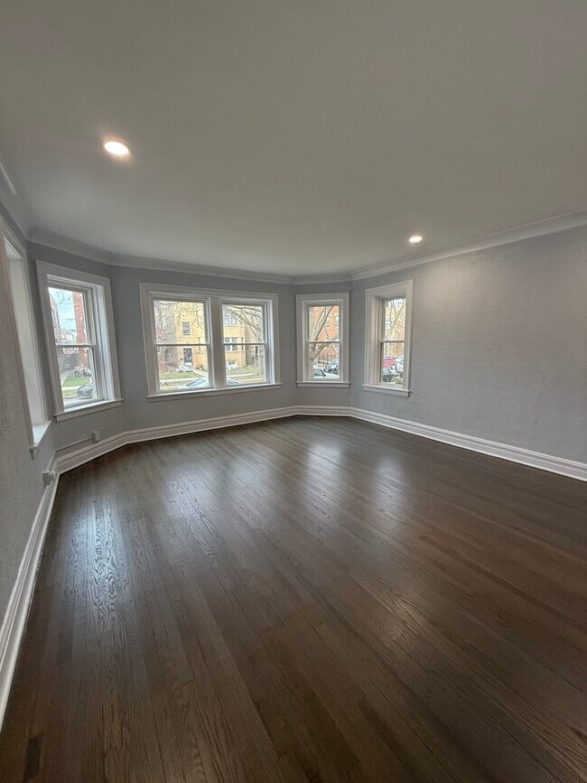 Building Photo - 2827 W Lunt Ave