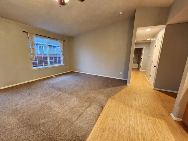 Building Photo - Spacious Home in Creswell