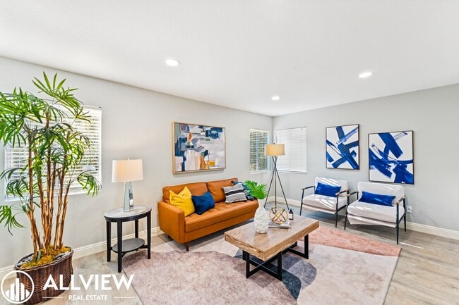 Building Photo - Beautifully Updated 2 Bed/2 Bath in Guard-...